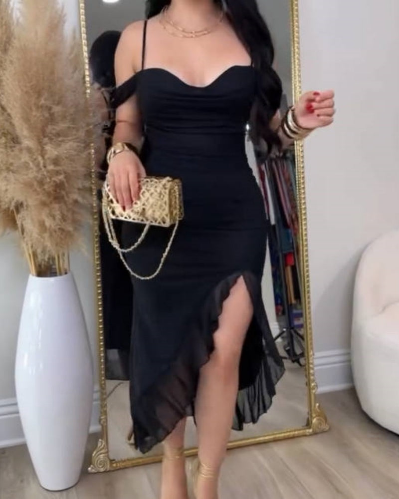 Glamouröses Schulterfreies Kleid mit Gerüschtem Asymmetrischem Schlitz