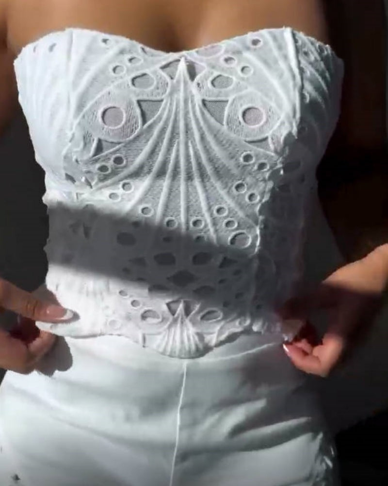 Elegantes Set aus Trägerlosem Oberteil mit Blumenmuster Lochmuster und Weiten Hosen