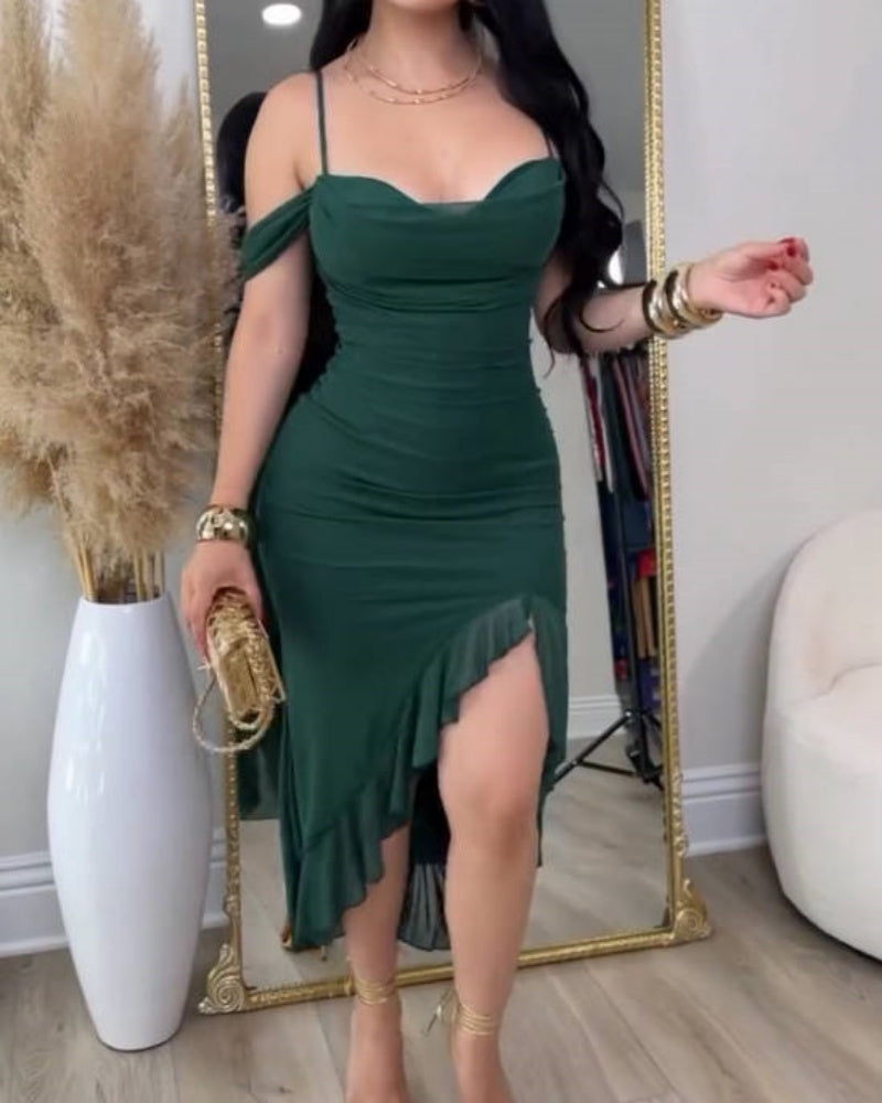 Glamouröses Schulterfreies Kleid mit Gerüschtem Asymmetrischem Schlitz