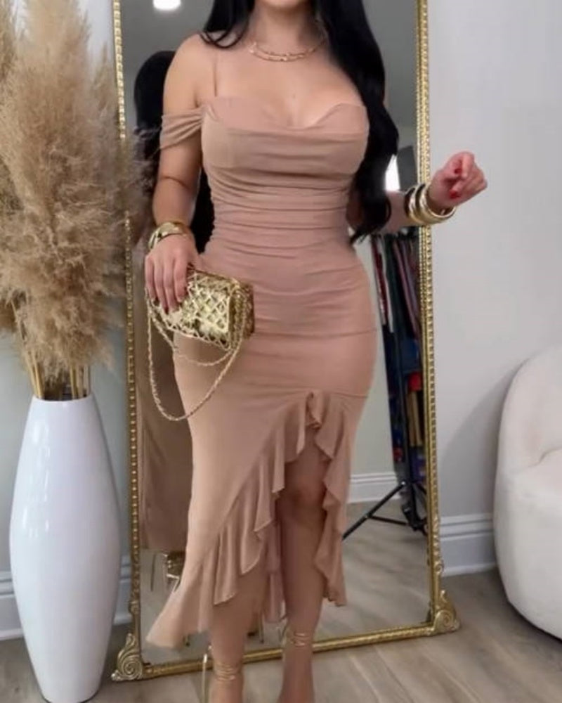Glamouröses Schulterfreies Kleid mit Gerüschtem Asymmetrischem Schlitz