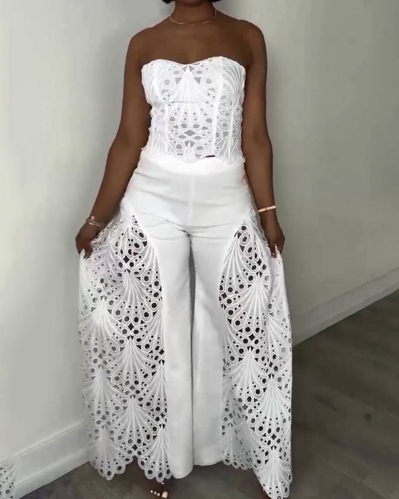 Elegantes Set aus Trägerlosem Oberteil mit Blumenmuster Lochmuster und Weiten Hosen
