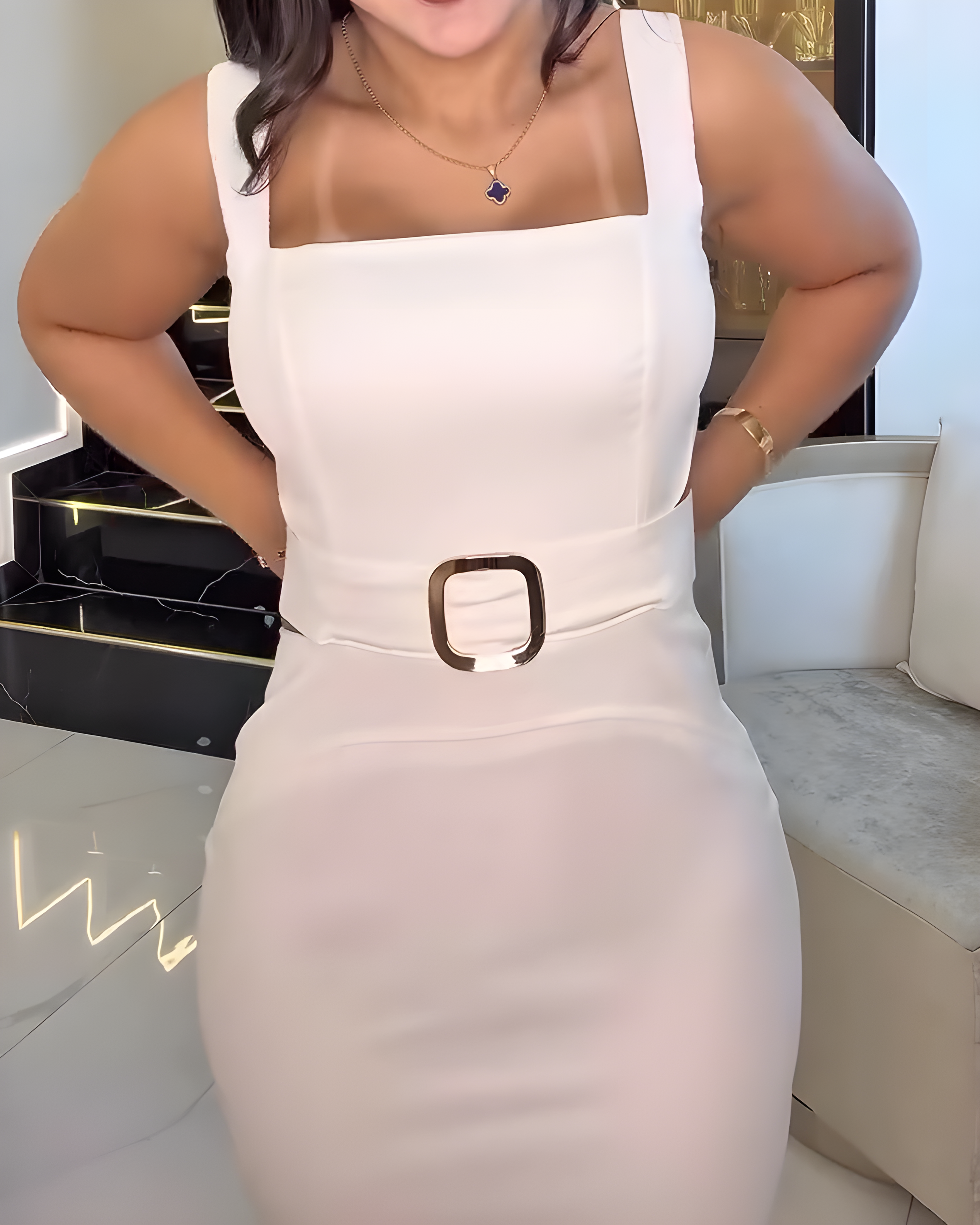 Elegantes Figurbetontes Midikleid mit Hosenträgern Quadratischem Ausschnitt und Schlitz auf der Rückseite