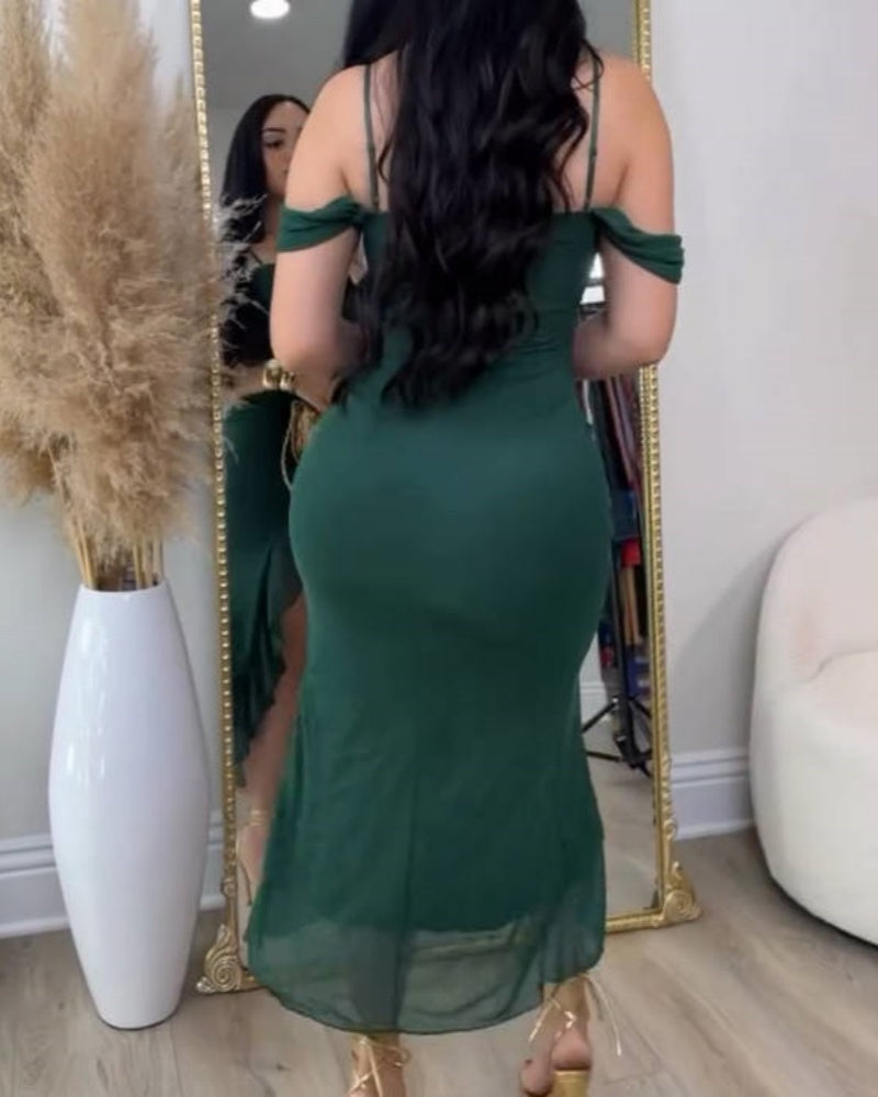 Glamouröses Schulterfreies Kleid mit Gerüschtem Asymmetrischem Schlitz