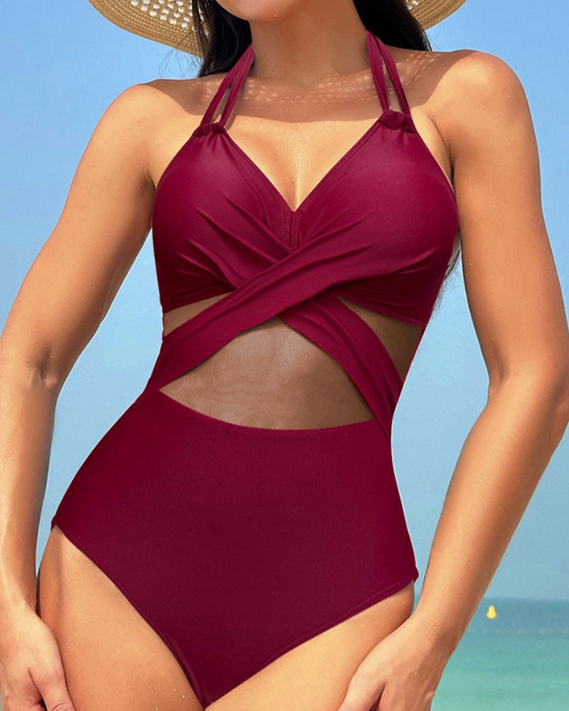 Traje de baño de una pieza con cuello halter y aplicación de malla y tirantes dobles y frente cruzado.