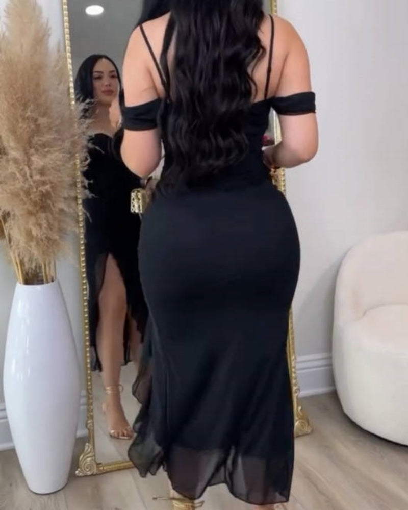 Glamouröses Schulterfreies Kleid mit Gerüschtem Asymmetrischem Schlitz