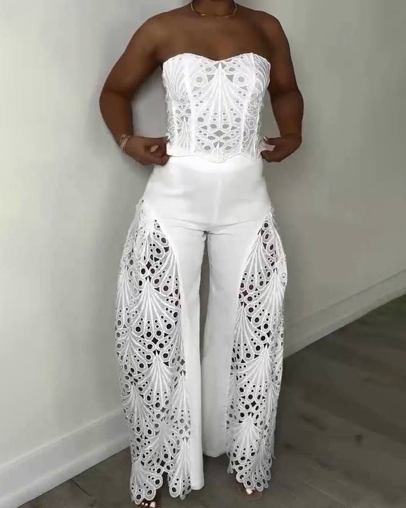 Elegantes Set aus Trägerlosem Oberteil mit Blumenmuster Lochmuster und Weiten Hosen