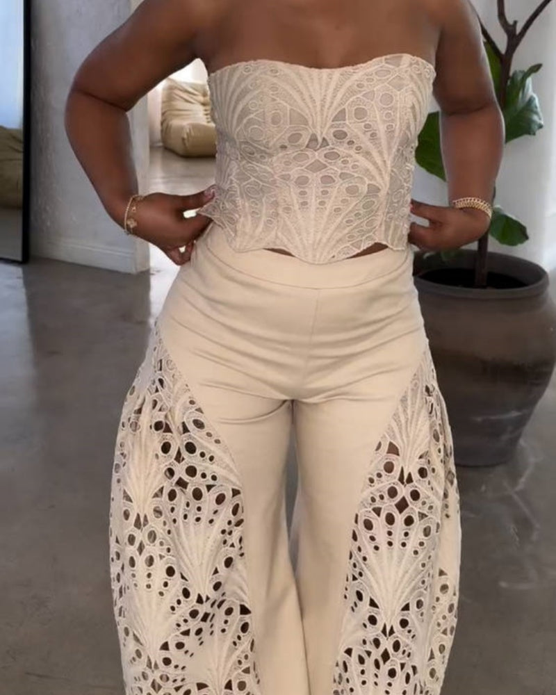 Elegantes Set aus Trägerlosem Oberteil mit Blumenmuster Lochmuster und Weiten Hosen
