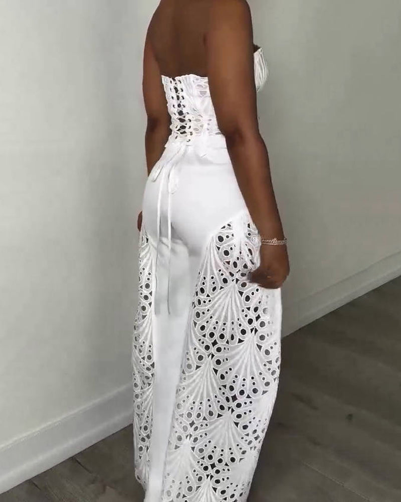 Elegantes Set aus Trägerlosem Oberteil mit Blumenmuster Lochmuster und Weiten Hosen