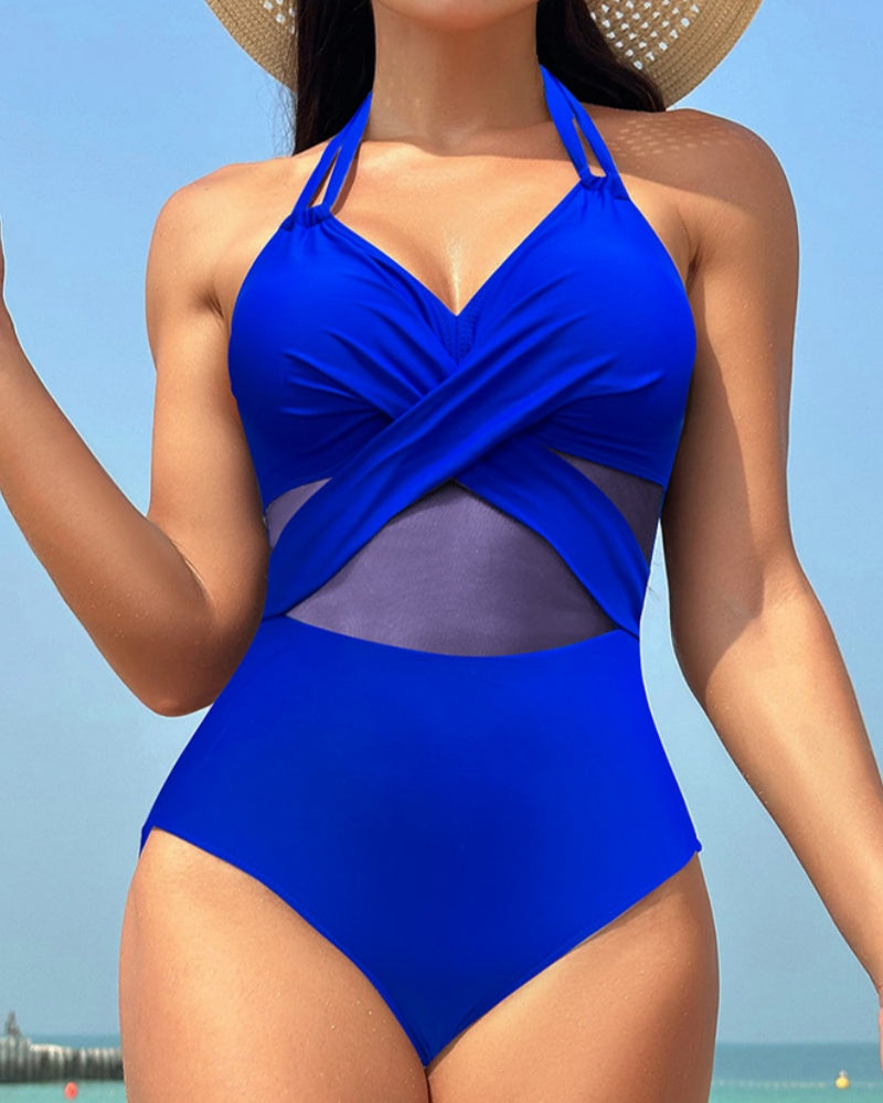Traje de baño de una pieza con cuello halter y aplicación de malla y tirantes dobles y frente cruzado.
