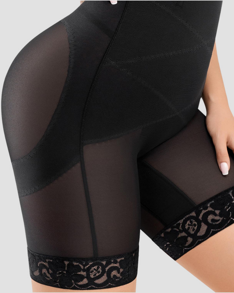 Formende Shorts mit Netz Taille und Gekreuzter Bauchkontrolle und Spitzenrand
